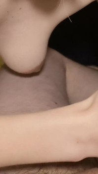 Une chaudasse mariée avale du sperme