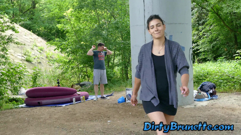 Dirty Brunette: Przebieranie się na zewnątrz i siusiu