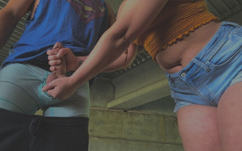 Dani Raisor: Ballbusting kouření s mužem bez domova