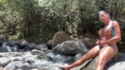 Brunettehotts: Podívej, co jsem dělal v řece