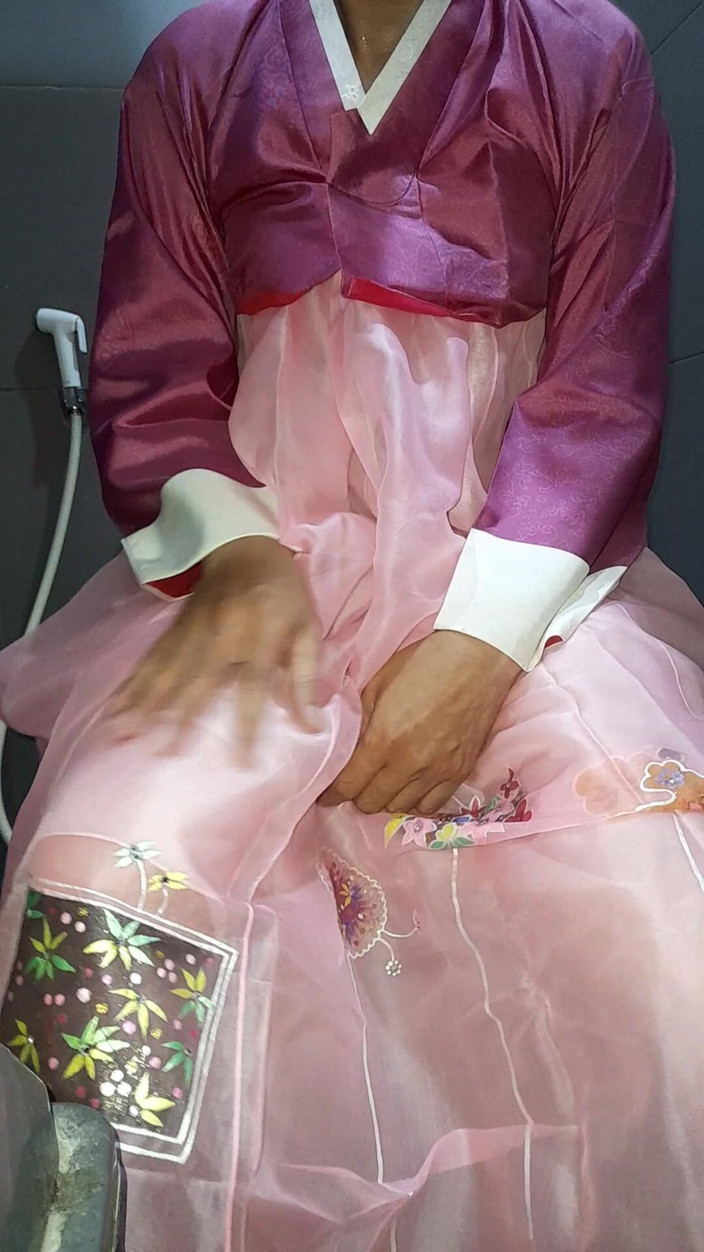 Naomisinka: Travestit ejaculează purtând Rochie tradițională coreeană Hanbok