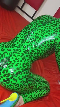 Zeița În Latex Este Futută În Cur Și Are Parte De Spermă Pe Țâțele Ei