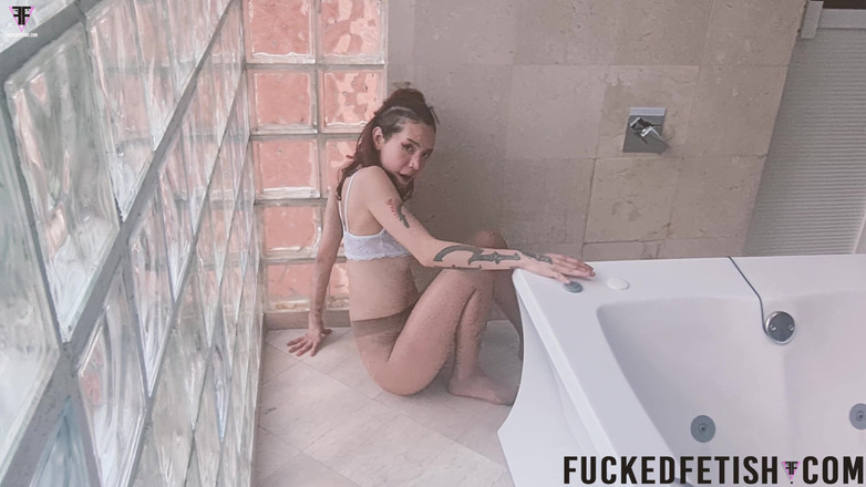 Fucked fetish: Rozpaky při prvním čůrání na kameru , obsah zoufalého čůrání