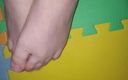 On cloud 69: Miękkie małe stopy żony