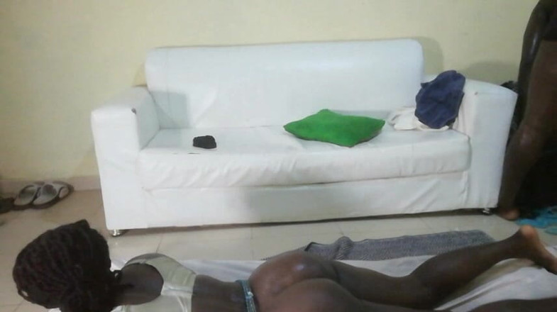 Pornsexlive: 像气球一样的大奶子，她被她的客户操了