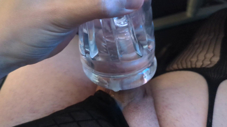 KiraszaSissy: 硬く脈打つ女の子のペニスが透明な膣のおもちゃで遊び、中に射精している