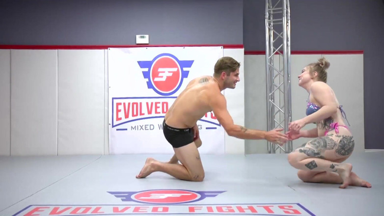 Evolved Fights: Кайя Ів проти Натана Бронсона – змішана боротьба