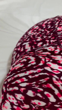 Üvey oğul üvey annesinin spor salonunda hangi külotu giymek için en iyi olduğunu seçmesine yardımcı oluyor