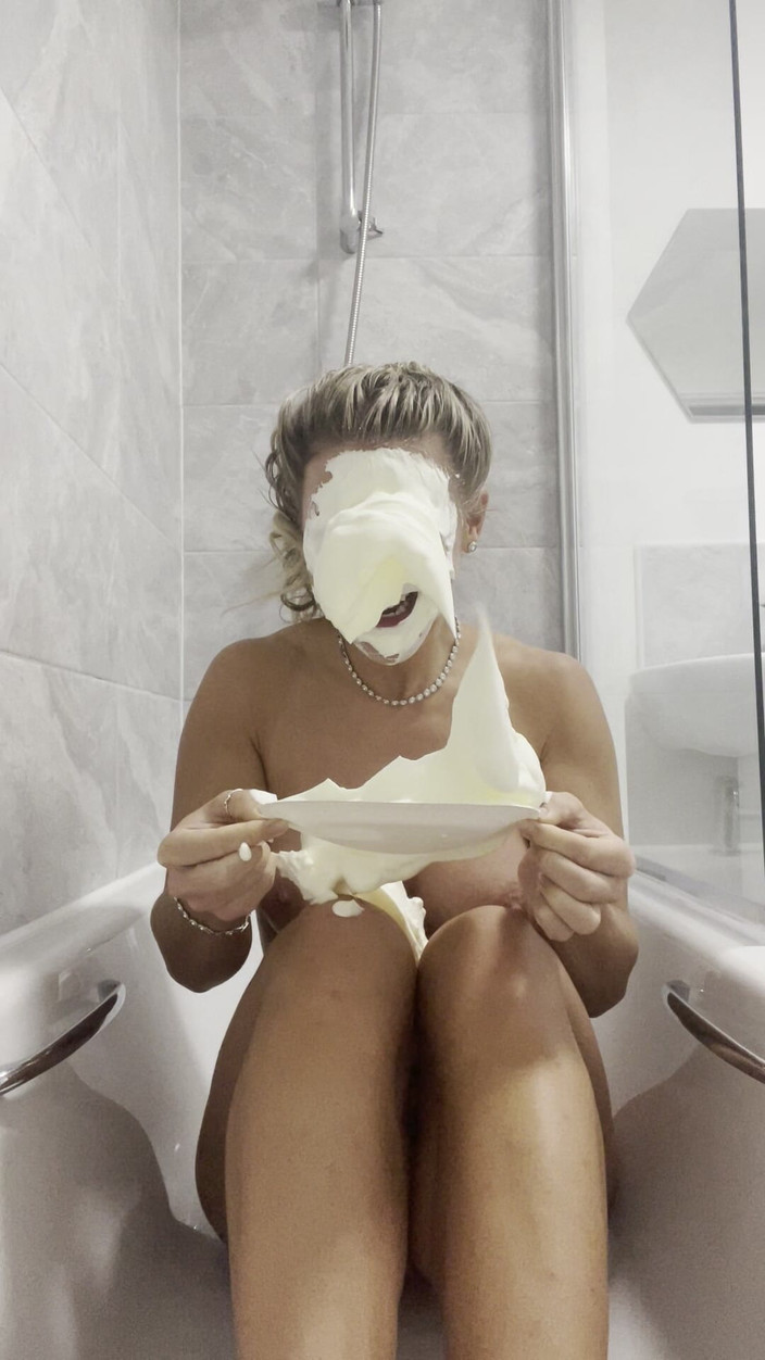 CALLIE ROKS: Pies a la cara desnudos en el baño