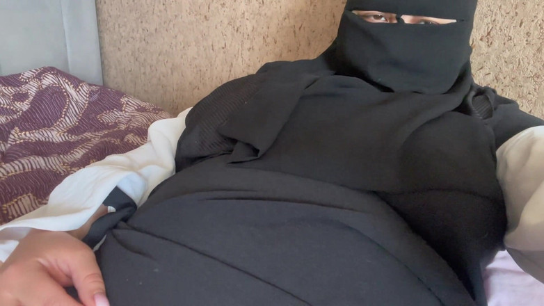 Lux Eva: Turkisk styvmamma Halima blir väldigt våt av att onanera hennes...