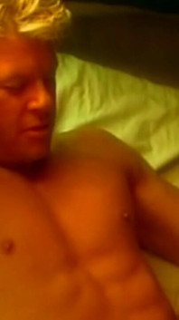 Blonde bombe reitet wild und wird zum orgasmus gefingert