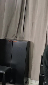 아내가 커클드 뒤에 있는 코치에게 자랑하다!