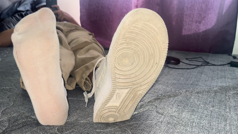 Mr Feet Colombia: Унніверсітарія ставить ноги на обличчя, щоб шанувальники