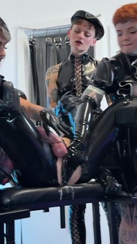 Tre dominare tatuate: sodomizzazione, soffocamento del cazzo e mayhem di allargamento anale