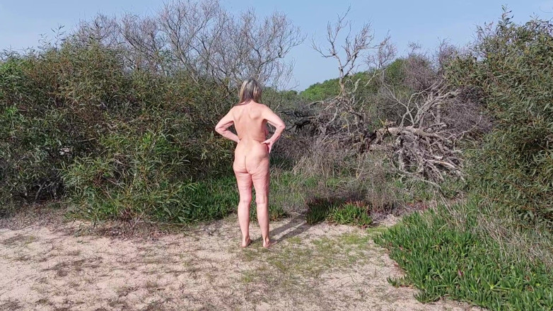 martinawest: Babička je nudistka!