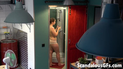 Scandalous GFs: 私の見事なガールフレンドシャワーと彼女の化粧ヌードをやる