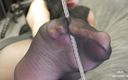Mistress Legs: Juguetones dedos de nylon deslizándose sobre una barra de hierro