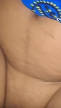 Polizushki népalaise baise son mari et sa femme sur le lit