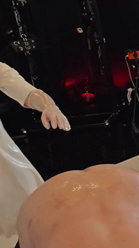 Kadın egemenliği anal yumruk sokma -adelina noir bay x'e yumruk sokuyor - topview