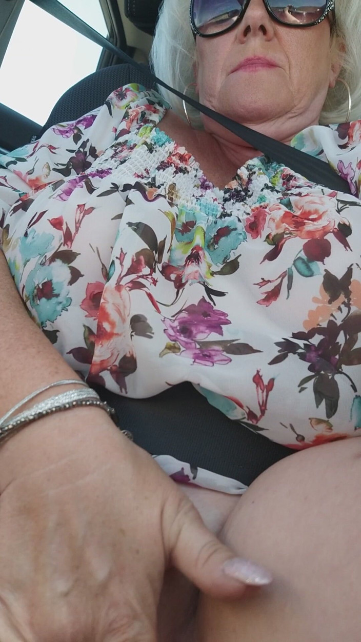 EroticOnlyClips: Reife blondine fingert pulsierende muschi in der Öffentlichkeit Autofahrt