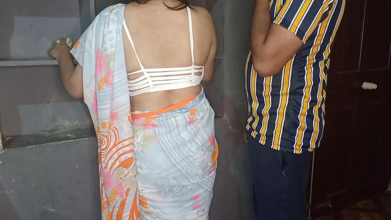 Neelima69: Šukání mé indické služky s velkým zadkem