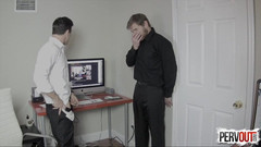 ManUpFilms: Złapany na szarpaniu w pracy