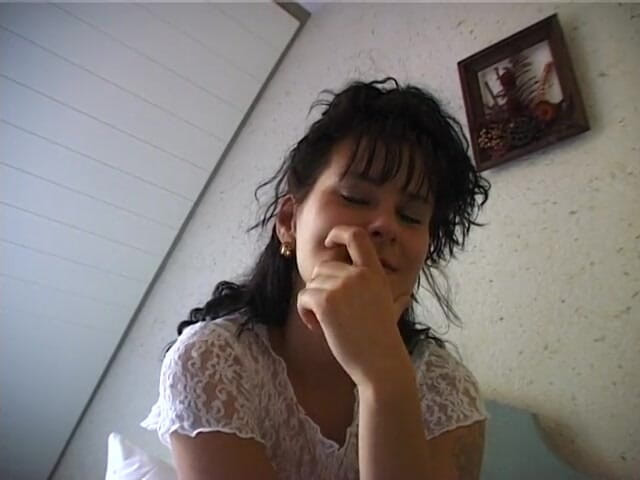 LetsGoDirty Teens: Fată excitată se întinde în pat cu degetul futându-se și mângâindu-și clitorisul