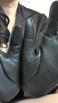 Luvas de Couro Preto - O Cheiro de Couro Te Deixa Tão Excitada, Lady Victoria Valente