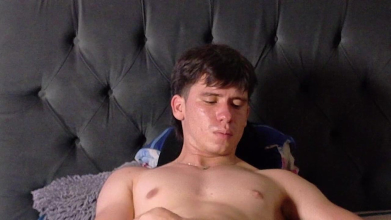Icyhot707: Latino-Mann liegt nackt auf seinem Bett und zeigt seinen Hintern