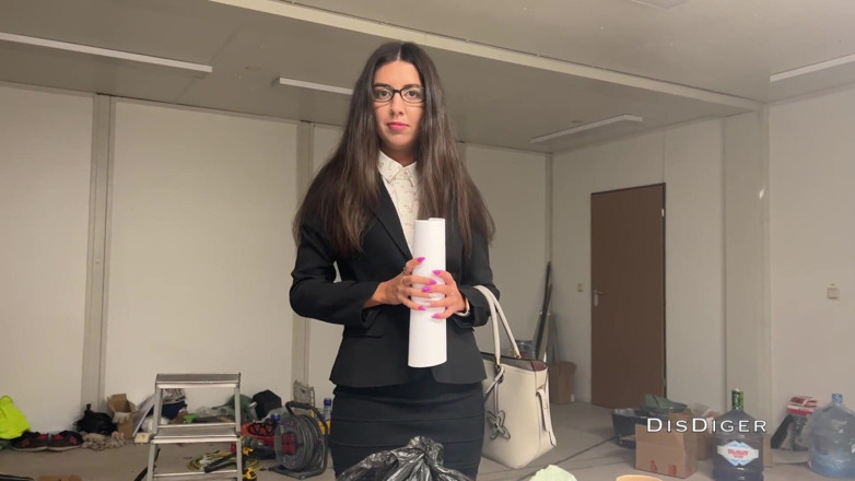 Dis Diger: İş yerinde patronun karısını götten sikiyor ve gözlüğüne boşalıyor