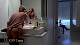 他把他的妻子分享给另一个男人