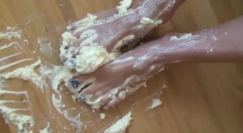 Foot Girls: La troia bionda si diverte con il feticismo del piede...