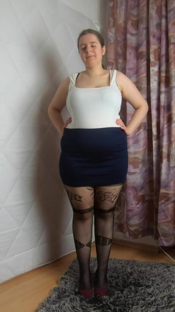 Lingerie Review: Mini gonna tacchi e calze a rete senza censura