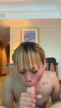 Johntronx - heißer pOV-blowjob und handjob von einem jungen thailändischen schätzchen