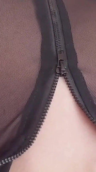 Der hauchdünne nylon-body sieht perfekt auf meinem nackten körper aus