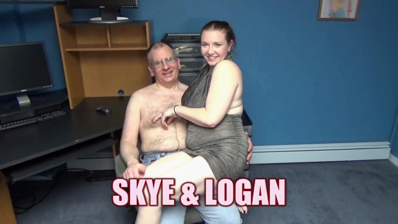 ChickPass Amateurs: Skye gendon ko chaat rahi hai aur land choos rahi...
