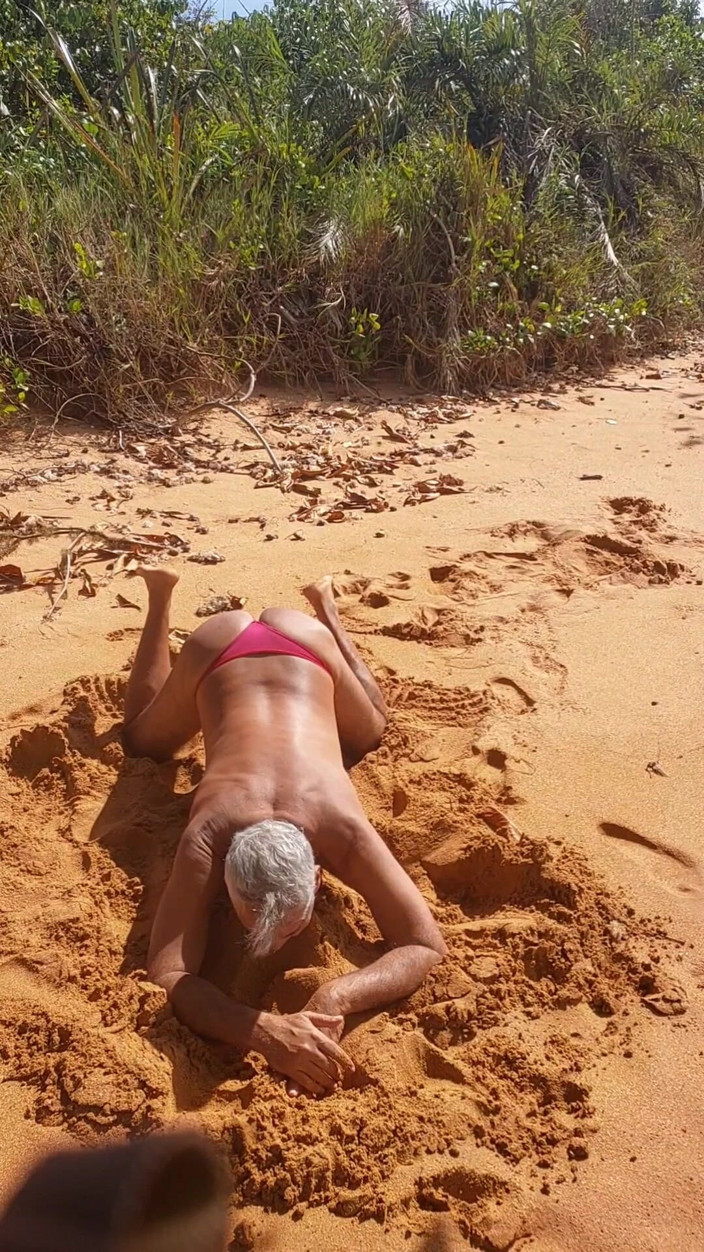 Ladysilvas: Ladysilva di pantai sangat seksi dalam seluar dalam merah