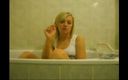 Femdom Austria: Salope blonde dans la baignoire en fumant des cigarettes