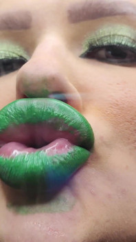 Yeşil minty ruj parlak pouty öpüyor 4k ultra hd