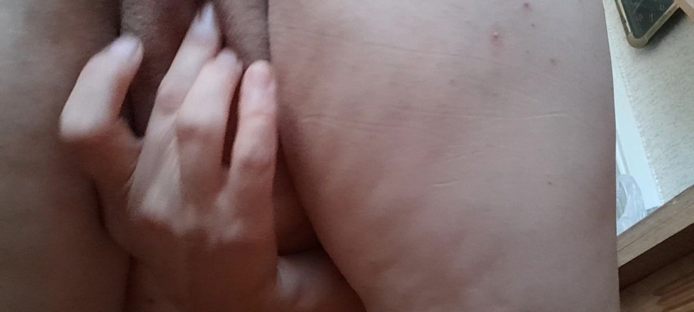 Lesbian-candys: Cewek dewasa dengan tubuh semok ini lagi asik masturbasi sampai...