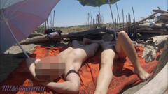 Miss Creamy: Ukazuji můj penis před cizími lidmi na pláži, zatímco mi...