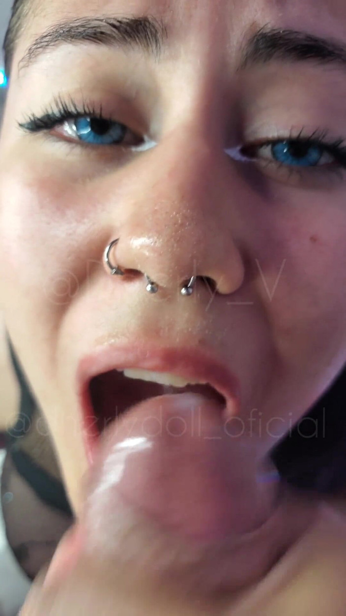 DherlyDoll: Arkadaşımın kız arkadaşı spermimi seviyor, hepsini yutuyor