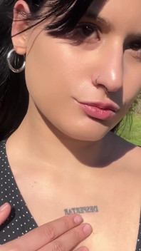 彼女は公の場で激しく潮を吹く