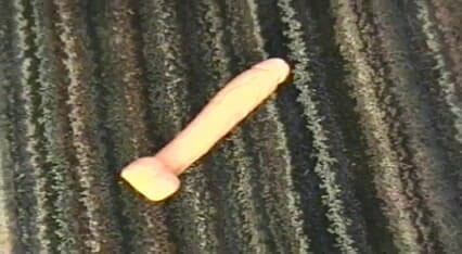 Tight little babes: 染められた髪を持つ若いスリムな体の大きな乳首黒檀がdildoedと犯される