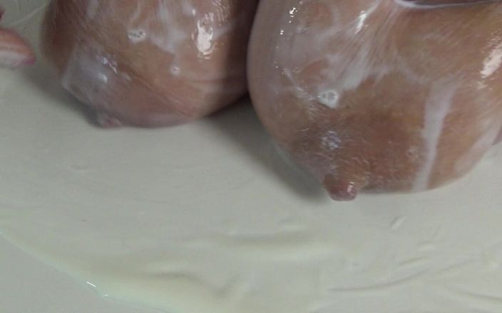 AnnaBUST: Big Hanging Tits in Milk