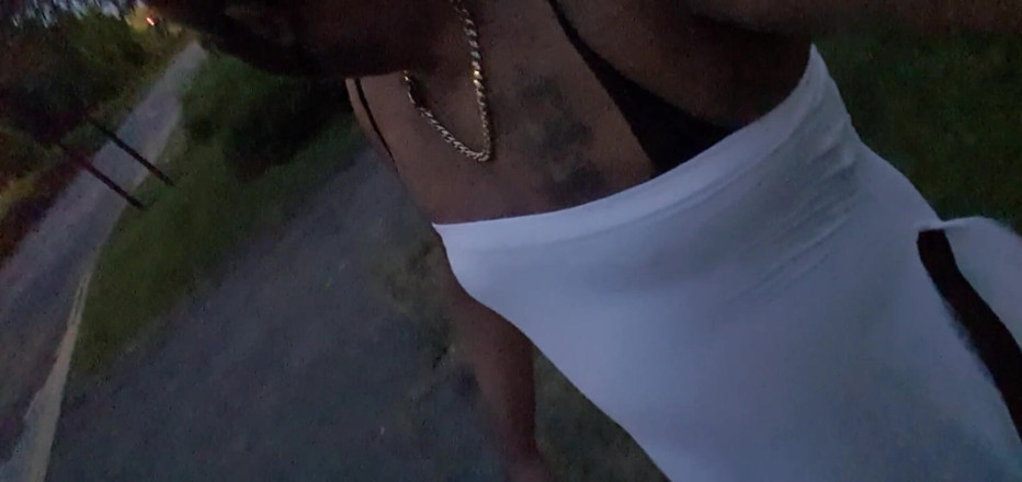 Lingeriemanx69: Vestido blanco y paseo por la calle