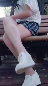 Crossdresser Tingxuan, açık havada beyaz dantel iç çamaşırı giyerek saf bir görünüm sunuyor