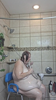 Büyük güzel hemşire Vicki duşumda çamur tedavisi yapıyor!
