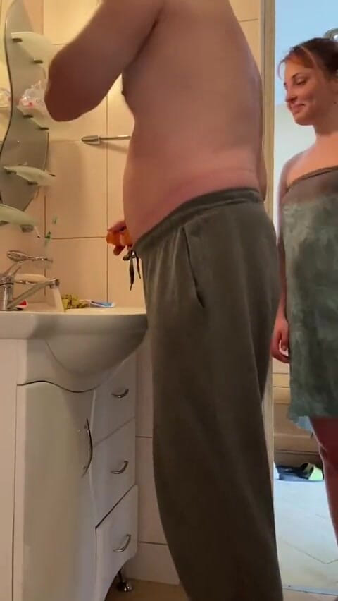 Elena917: Boquete matinal se transforma em humilhação no banheiro