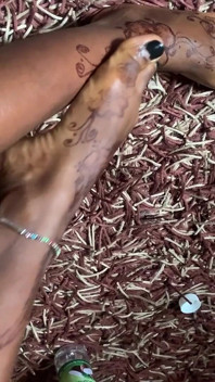 Quente negra bebê, massagem no pé, seção